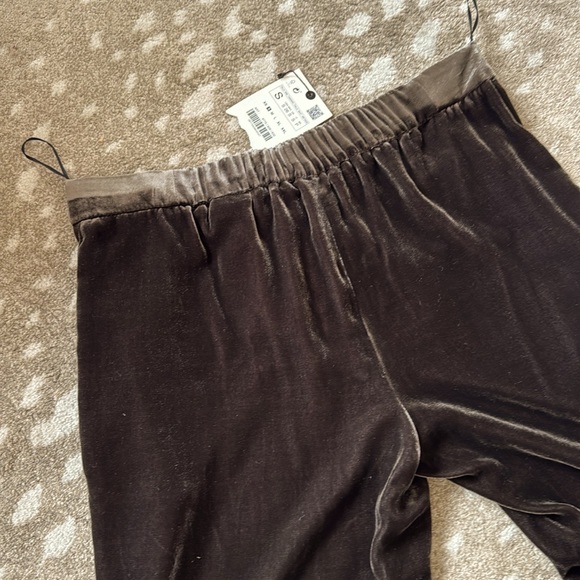 NWT. Velvet relaxed flowing pants. Great for holidays! Small. - Picture 4 of 5